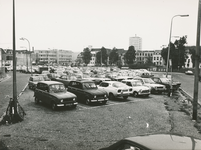 863455 Gezicht op de tijdelijke parkeerterreinen op sloopterreinen tussen de Oranjestraat (links) en de Nieuwekade in ...